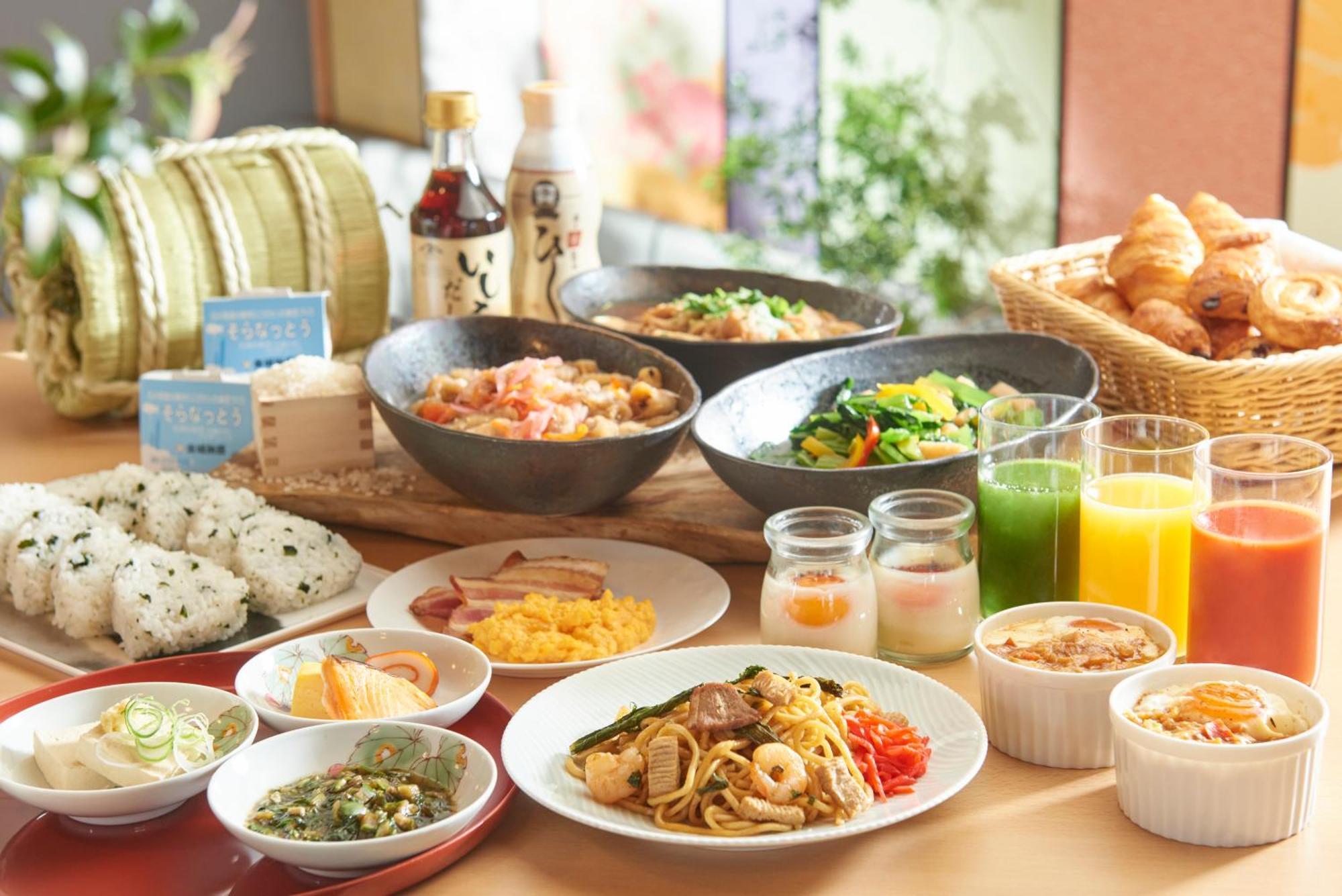 Kanazawa Tokyu Hotel Exterior foto Dishes at a buffet